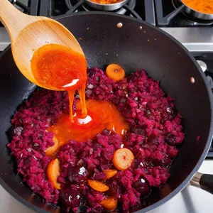Рецепт Борщ с грибами и фасолью - Обжарка лука, моркови и свёклы