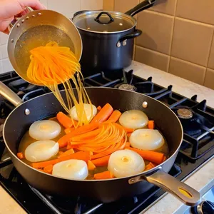Рецепт Борщ с индейкой и черной смородиной - Обжарка лука и моркови