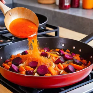Рецепт Борщ с копченой грудинкой и яблоком - Обжарка овощей