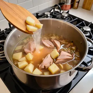Рецепт Борщ с копченой курицей и черносливом - Приготовление бульона