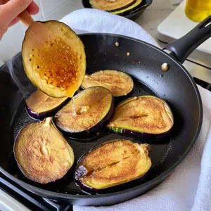 Рецепт Брускетты с баклажанами и чесночным соусом - Обжарка баклажанов