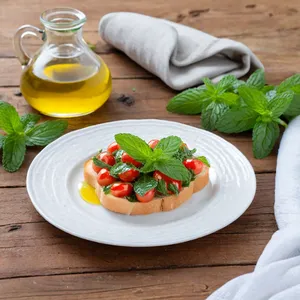 Рецепт Брускетты с кабачками и мятным йогуртом - Подача