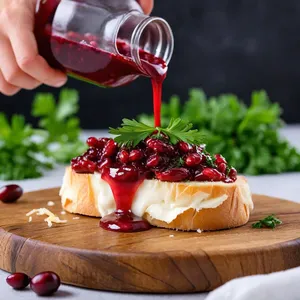 Рецепт Брускетты с камамбером и клюквенным соусом - Подача и украшение