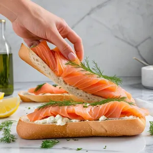 Рецепт Брускетты с копченым лососем и сливочным сыром - Выкладка лосося