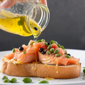 Рецепт Брускетты с копченым лососем и сливочным сыром - Поливка оливковым маслом и лимонным соком