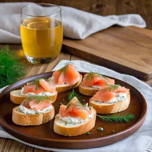 Рецепт Брускетты с копченым лососем и сливочным сыром - Подача