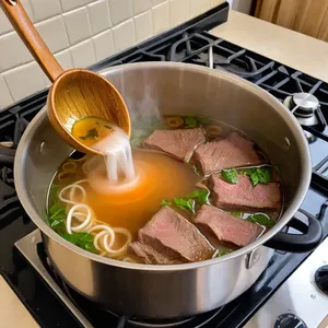 Рецепт Бульон для фо с лемонграссом и кориандром - Приготовление бульона