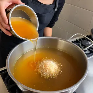 Рецепт Бульон для фо с цитрусовыми и чили - Фильтрация и добавление соуса