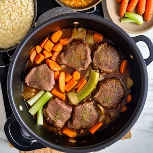 Рецепт Бульон из баранины с розмарином и чесноком - Обжарка мяса и овощей