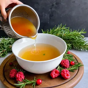 Рецепт Бульон из дикой утки с брусникой и розмарином - Процеживание и подача
