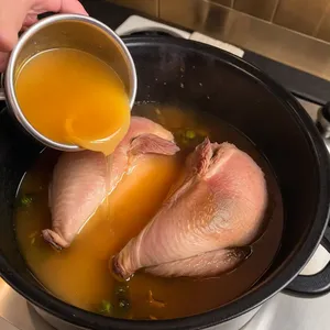 Рецепт Бульон из куропатки с можжевельником и грушей - Добавление груши и финальная варка