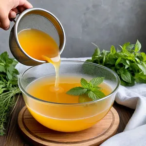 Рецепт Бульон из щуки с можжевельником и мелиссой - Процеживание и подача