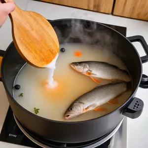 Рецепт Бульон из судака с можжевельником и чесноком - Приготовление бульона