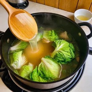 Рецепт Бульон с пекинской капустой и чили - Добавление бульона и капусты
