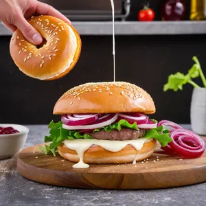 Рецепт Бургер с говядиной, брусничным соусом и сыром камамбер - Сборка бургера