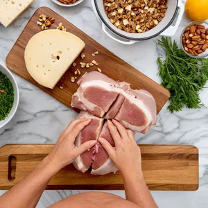 Рецепт Буженина с мёдом и копчёным сыром в ореховой корочке - Начинение мяса