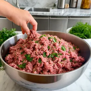 Рецепт Домашняя колбаса с чесноком и зеленью - Приготовление фарша