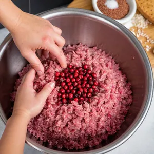 Рецепт Домашняя колбаса с клюквой и гвоздикой - Приготовление фарша