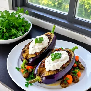 Рецепт Фаршированные баклажаны с говядиной и соусом из хрена - Подача