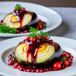 Рецепт Фаршированные баклажаны с индейкой и клюквенным соусом - Подача блюда