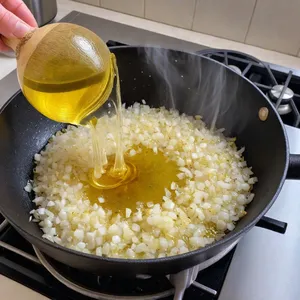 Рецепт Фаршированные баклажаны с киноа и гранатовым соусом - Обжарка лука и чеснока