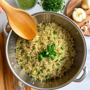 Рецепт Фаршированные баклажаны с киноа и гранатовым соусом - Смешивание начинки