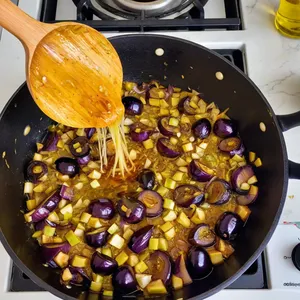 Рецепт Фаршированные баклажаны с кускусом и гранатовой заправкой - Обжарка овощей