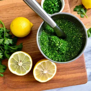Рецепт Фиш-энд-чипс с корочкой из арахиса и соусом чимичурри - Приготовление чимичурри