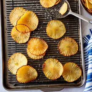 Рецепт Фиш-энд-чипс с корочкой из арахиса и соусом чимичурри - Приготовление чипсов