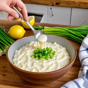 Рецепт Фиш-энд-чипс с корочкой из картофельных чипсов и соусом из зеленого лука - Приготовление лукового соуса
