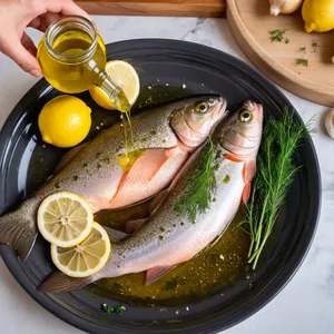 Рецепт Форель в фольге с лимоном и чесноком - Начинка и маринование рыбы