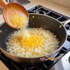 Рецепт Форшмак с копченой уткой и черной смородиной - Обжарка лука