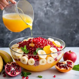 Рецепт Фруктовый салат с гранатом и мятой - Смешивание ингредиентов