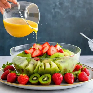 Рецепт Фруктовый салат с киви и клубникой под медовым соусом - Смешивание ингредиентов