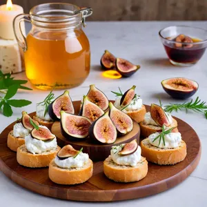 Рецепт Горячие канапе с инжиром и козьим сыром - Подача