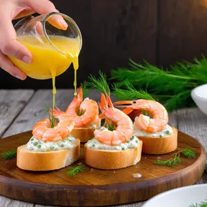 Рецепт Горячие канапе с креветками и чесночным соусом - Сборка канапе