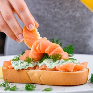 Рецепт Горячие канапе с лососем и сливочным сыром - Сборка канапе