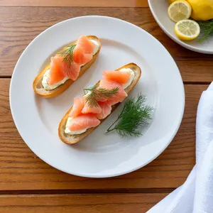 Рецепт Горячие канапе с лососем и сливочным сыром - Подача