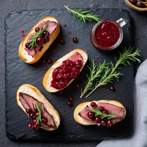 Рецепт Горячие канапе с олениной и брусничным соусом - Сборка канапе