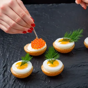 Рецепт Горячие канапе с перепелиными яйцами и икрой - Сборка канапе