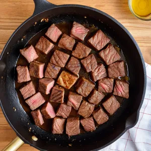 Рецепт Говядина, томлёная с черносливом и можжевельником - Обжарка мяса