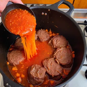 Рецепт Говядина, томлёная с черносливом и можжевельником - Добавление овощей