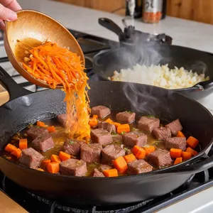 Рецепт Говядина, томлёная с яблоками и корицей - Обжарка мяса и овощей