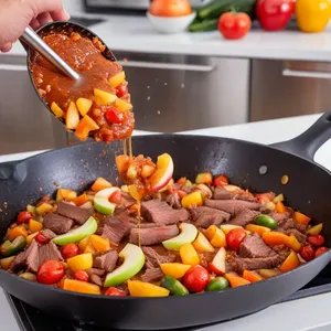Рецепт Говядина, томлёная с яблоками и корицей - Добавление яблок и специй