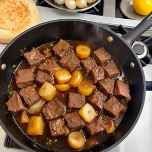 Рецепт Говядина, томлёная с инжиром и розмарином - Обжарка мяса и лука