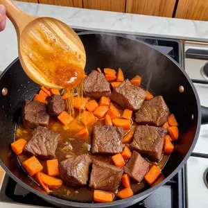 Рецепт Говядина, томлёная с хурмой и гвоздикой - Обжарка мяса и овощей