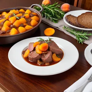 Рецепт Говядина, томлёная с курагой и розмарином - Подача