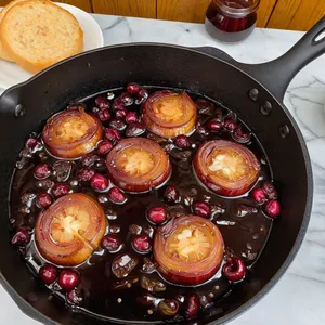 Рецепт Говядина, томлёная с вишнёвым соусом и розмарином - Приготовление основы соуса