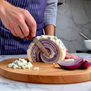 Рецепт Греческий салат с грушей и голубым сыром - Нарезка лука и сыра