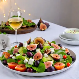 Рецепт Греческий салат с инжиром и козьим сыром - Подача